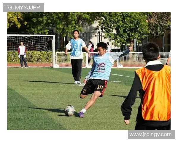 足球明星与孩子们的温馨瞬间共同见证梦想与希望的美好时刻